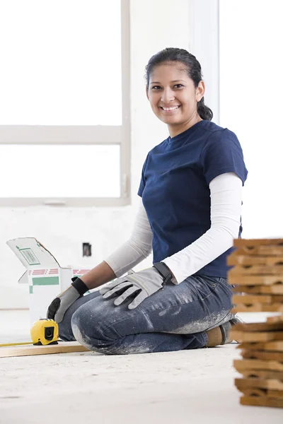 Female builder smiling — Stock Photo, Image