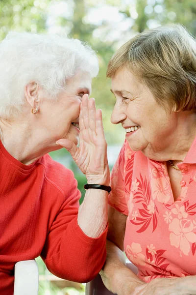 Deux femmes âgées partageant un secret — Photo