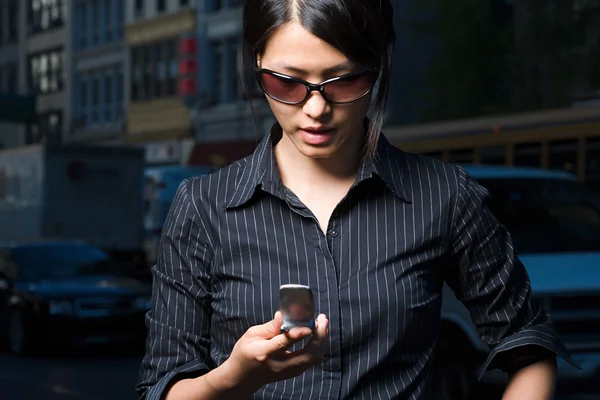 Vrouw kijken naar SMS-bericht — Stockfoto