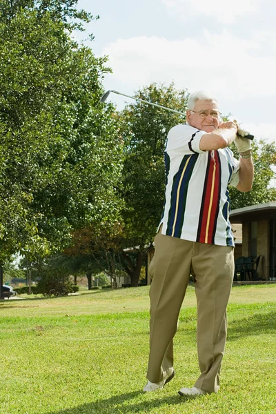 Homem sênior jogando golfe — Fotografia de Stock