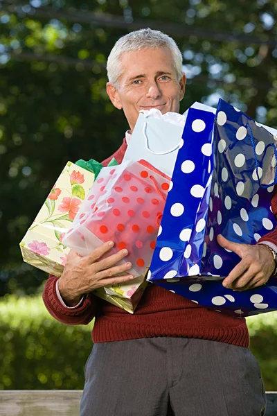 Mann mit Einkaufstüten — Stockfoto