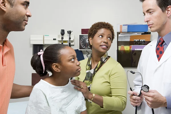 Família escutando médico — Fotografia de Stock