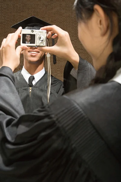 Graduates taking photographs — Stock Photo, Image
