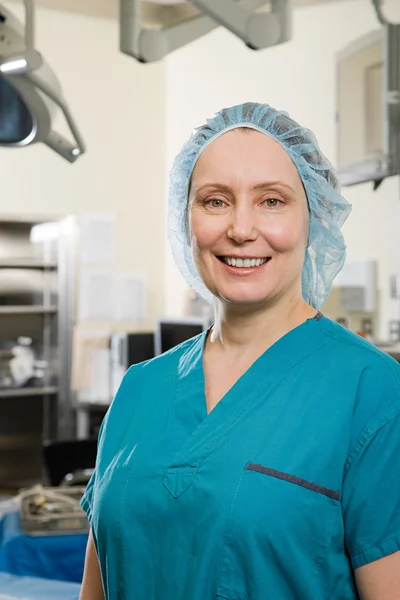 Хирург в операционной — стоковое фото