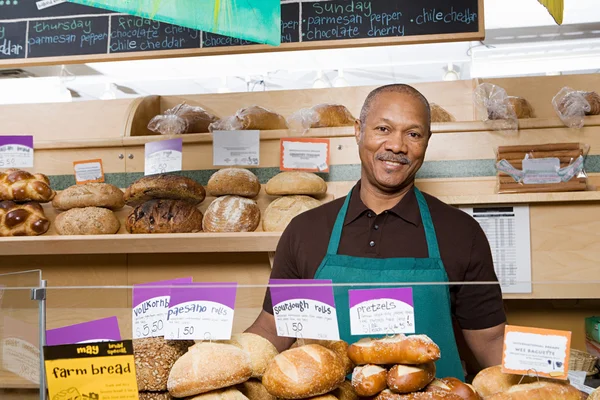 Baker sorridente nel mercato — Foto Stock