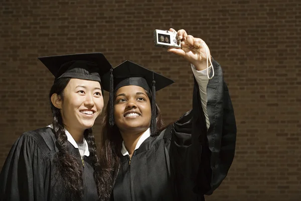 Due laureate che scattano una foto — Foto Stock
