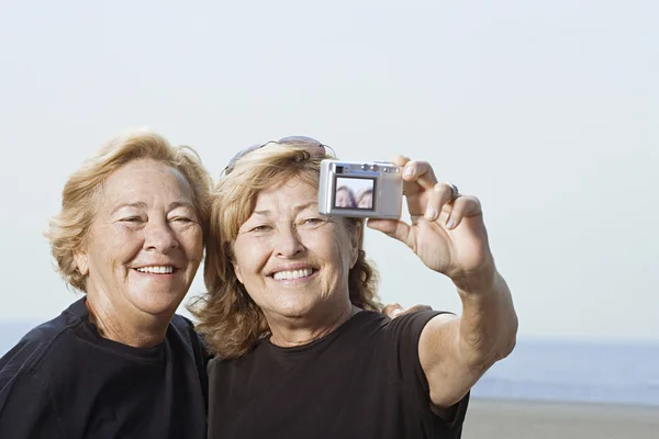 Mujeres tomando una foto de sí mismas —  Fotos de Stock