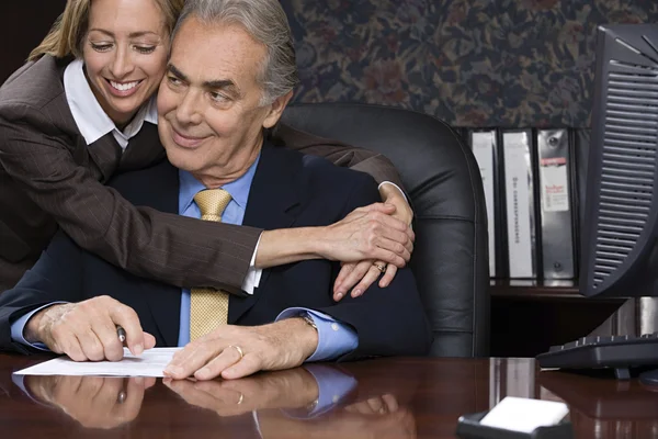 Vrouw knuffelen haar baas — Stockfoto