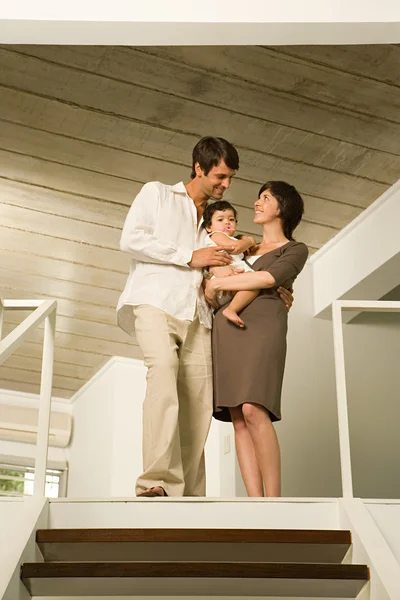 Famiglia in piedi in cima alle scale — Foto Stock