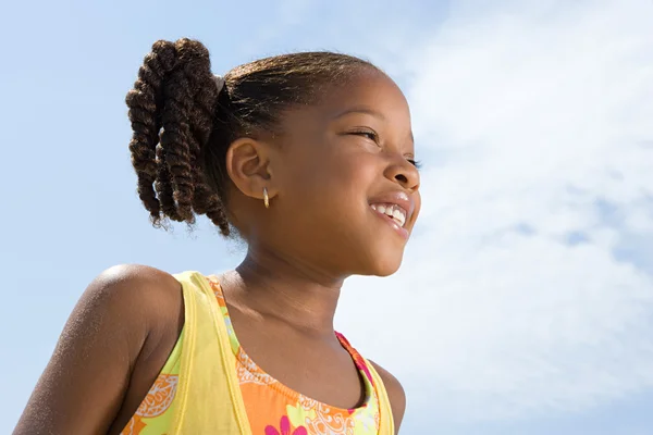 Perfil de uma menina sorridente — Fotografia de Stock