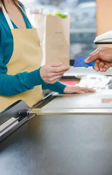 Kunde reicht Verkäuferin Kreditkarte — Stockfoto