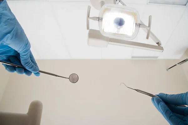 Dişçi ekipmanları elleri ile — Stok fotoğraf