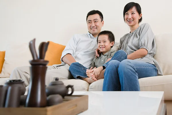 Famiglia guardando la tv in soggiorno — Foto Stock