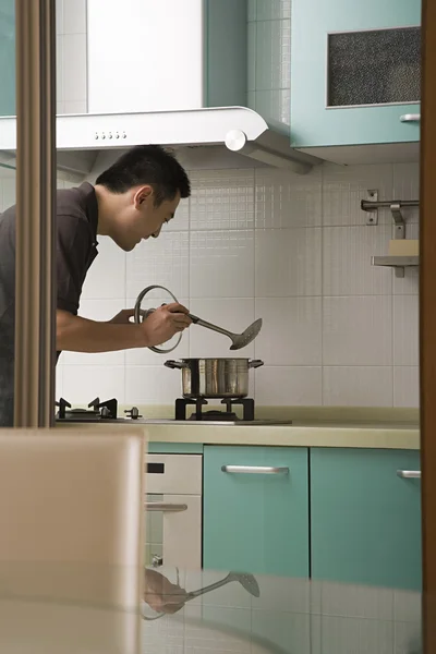 Hombre cocina en la cocina —  Fotos de Stock