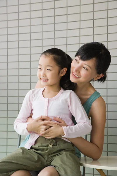 Una madre y una hija abrazándose — Foto de Stock