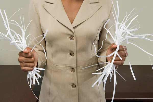 Mujer sosteniendo papel rallado —  Fotos de Stock