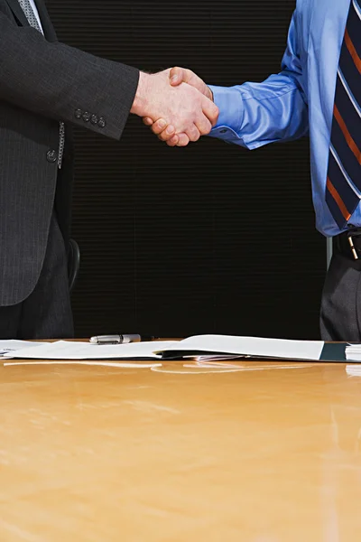 Businessmen shaking hands — Stock Photo, Image