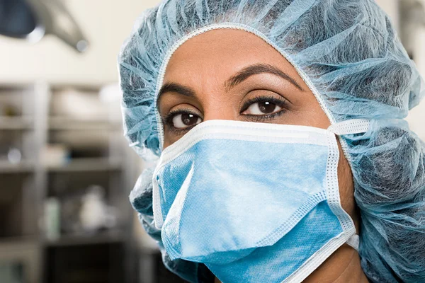 Kirurg i operationssalen — Stockfoto