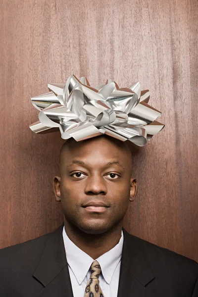 Affärsman med rosett på huvudet — Stockfoto