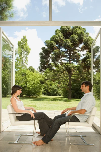 Couple sitting on chairs — Stock Photo, Image