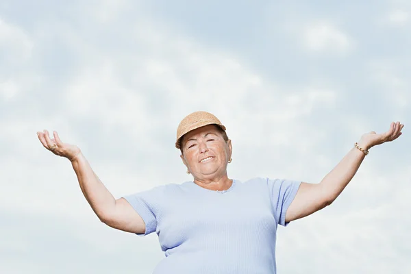 Woman with arms open — Stock Photo, Image