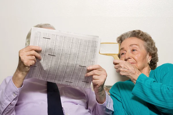 Älteres Ehepaar mit Zeitung — Stockfoto