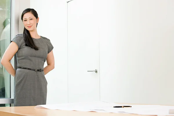 Empresária chinesa em um escritório — Fotografia de Stock