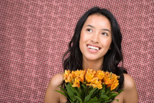 Frau hält Blumenstrauß in der Hand — Stockfoto