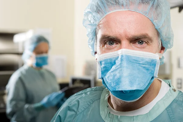 Surgeons in operating theatre — Stock Photo, Image