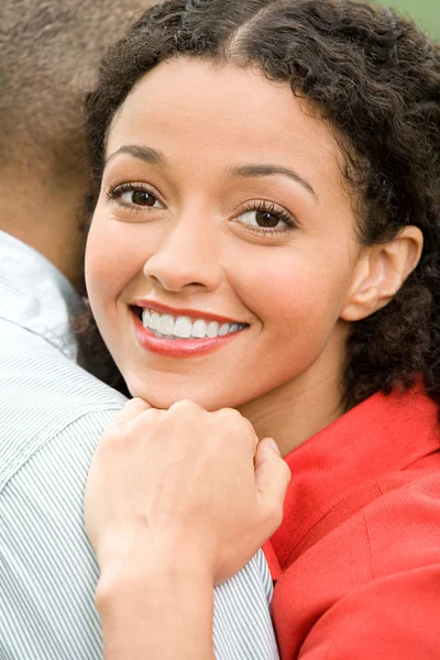 Mujer abrazando al hombre y sonriendo — Foto de Stock