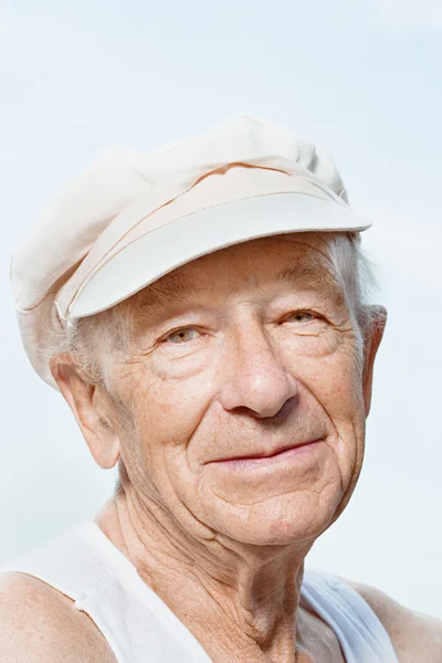 Senior man draagt een pet — Stockfoto