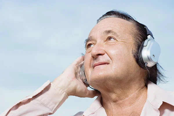 Homme portant des écouteurs — Photo