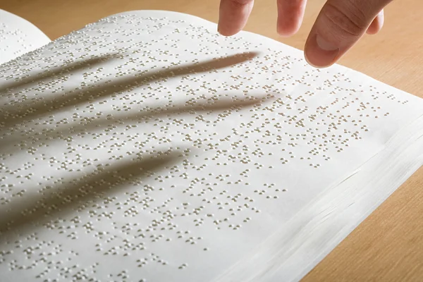 Dedos por encima de un libro braille —  Fotos de Stock