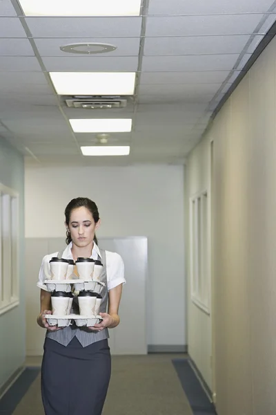 Donna che trasporta tazze di caffè — Foto Stock