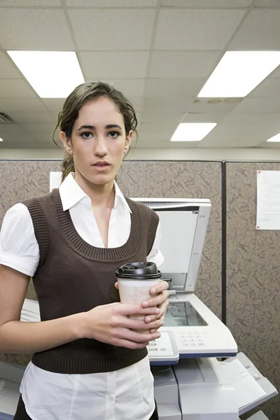 Trabalhador de escritório com café — Fotografia de Stock