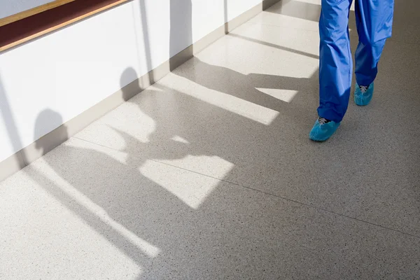 Хирург идет по коридору — стоковое фото