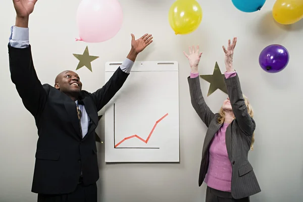 Zwei Büroangestellte feiern — Stockfoto