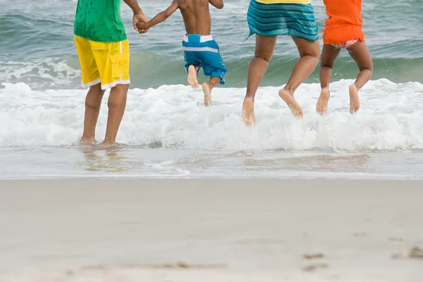 Οικογένεια άλμα στην παραλία — Stockfoto