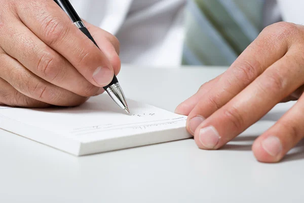 Médico prescrição escrita — Fotografia de Stock