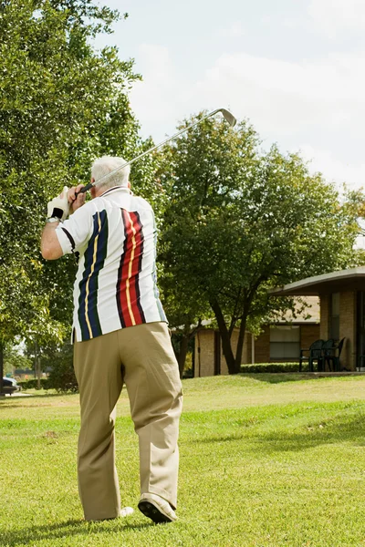 Hombre mayor jugando al golf — Foto de Stock