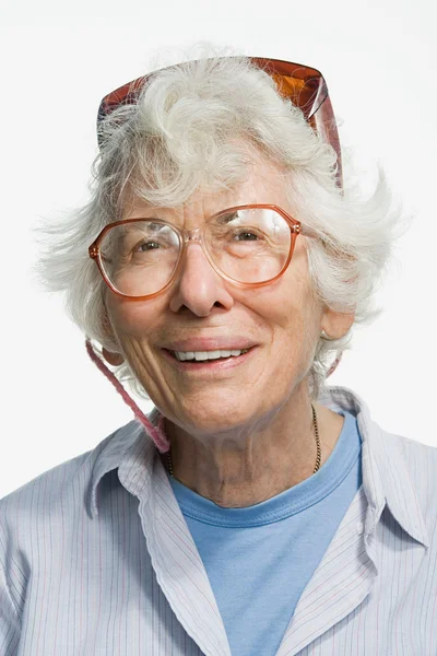 Retrato de uma mulher idosa adulta — Fotografia de Stock