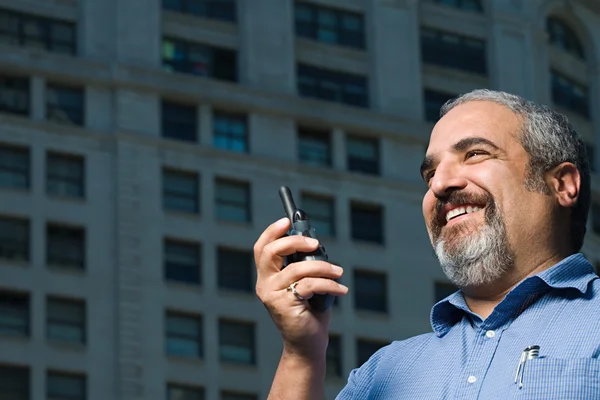 Man met walkie talkie — Stockfoto