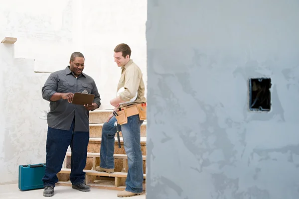 Construtores falando e sorrindo — Fotografia de Stock