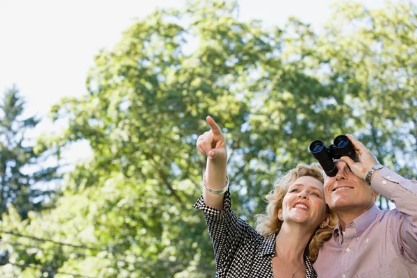 Pareja con prismáticos en la naturaleza — Foto de Stock