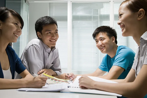 Cuatro colegas en una reunión de negocios — Foto de Stock