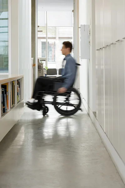 Homem desfocado em uma cadeira de rodas — Fotografia de Stock