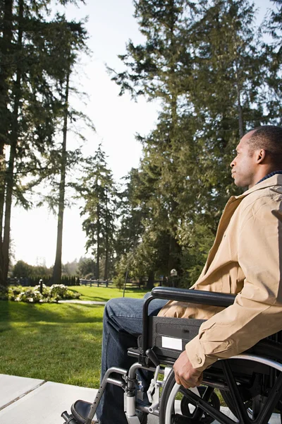 Niepełnosprawny mężczyzna za pomocą wózka inwalidzkiego — Zdjęcie stockowe