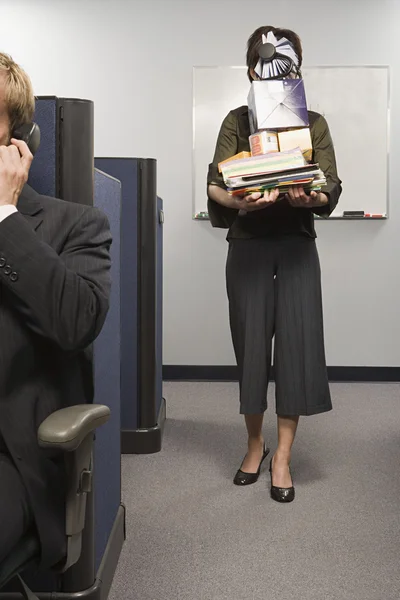 Woman carrying office equipments — Stock Photo, Image