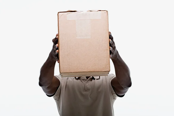 Bir teslimatçı kutusuyla portresi — Stok fotoğraf
