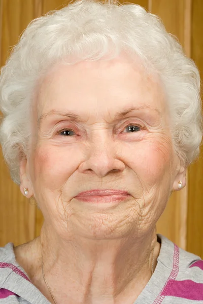 Retrato de una mujer mayor — Foto de Stock